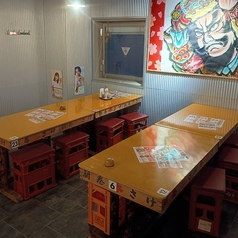 【懐かしの大衆海鮮酒場】どこか懐かしい雰囲気の漂う大衆海鮮酒場です。豊富な種類の新鮮な海の幸をお楽しみいただけます。ワイワイ活気あふれる空間で、心ゆくまで楽しい時間をお過ごしください。