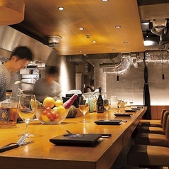 横並びのカウンター席も人気です♪今宵はゆっくり語らいながら飲みたいときには、こちらのお席はおすすめです!ご予約お待ちしております♪