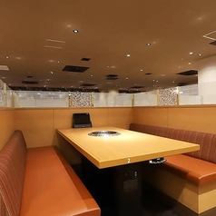 2名様～6名様までご利用いただける明るくカジュアルな雰囲気のテーブル席は、ご友人とのお食事や会社帰りの一杯にぴったり。周りが気にならない仕切り付きのソファー席で、お気軽に当店自慢のお食事とドリンクをお楽しみいただけます。