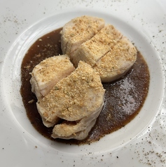 パン粉を纏った国産鶏胸肉低温調理　赤ワインソース