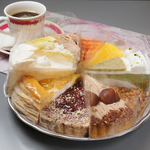 豊富なケーキをショーケースからお選びいただけます☆彡時間を忘れ、ごゆるりとお楽しみください