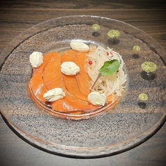 サーモンとクリームチーズのカルパッチョ