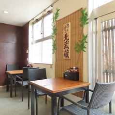 1～2名様でご利用可能なテーブル席を2卓ご用意しております。2卓一緒にご利用・ご予約も可能なので、中規模宴会にも最適です！