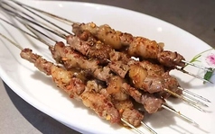 ラム肉の旨みを炭火で堪能！絶品ラム肉串焼き