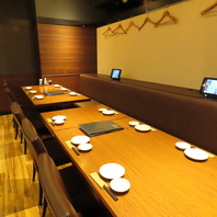 池袋駅西口徒歩1分、落ち着いた雰囲気の店内。