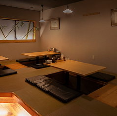 6名様×3卓ご用意しております。足を伸ばして寛げる掘りごたつ完備の小上がり席です。合計20名様まで収容可能で、普段使いからご宴会まで幅広く対応。