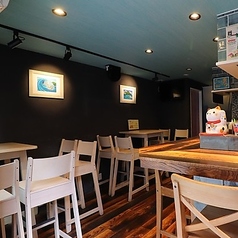 少し高めの椅子が並ぶハイテーブル席は、まるで海外のバルのようなカジュアルな雰囲気を演出します。二軒目利用のサク飲みや、スピーディーにドリンクを楽しみたい時に最適。スタイリッシュながらも木の温かみを感じるデザインで、若い世代の方から仕事帰りの方まで、幅広い層に親しまれているおしゃれな一角です。