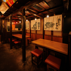 【団体様用テーブル席】大人数でもご利用いただけるテーブル席をご用意。2名様からご案内可能で、ご予約いただければスムーズにお席をご確保いただけます。靴を脱いでゆったりとくつろげる空間で、女子会や合コン、ご友人との飲み会、会社宴会など様々なシーンに対応。心地よいひとときをお過ごしください。