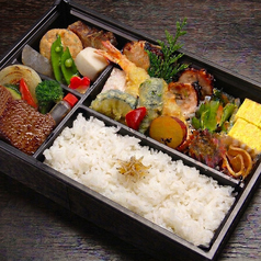 和会席弁当:2800円●宮崎牛ステーキ、銀ダラの西京焼き、煮物、揚物などを盛り込んだ和風弁当です