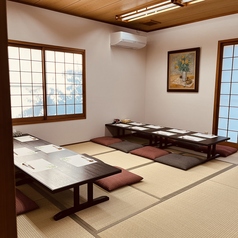 地元のご友人との大切な時間を過ごすのに最適な座敷席をご用意しております。ゆったりとくつろぎながらお食事をお楽しみいただけます。おしゃれな雰囲気の中で、心地よい会話と美味しい料理を堪能してください。特別なひとときをお過ごしに、ぜひご利用ください。