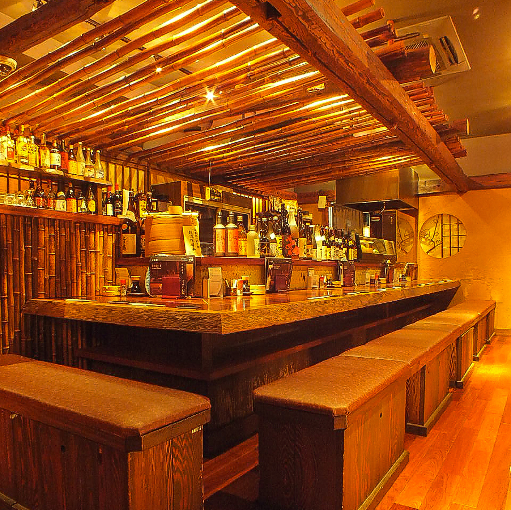 コレが自慢のカウンター席。デートなどにもピッタリ。調理長との会話も楽しみの一つ。