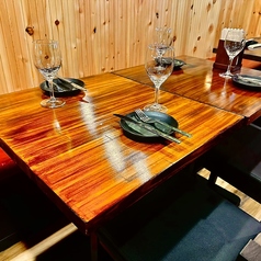 店内中央に並ぶテーブル席を全てつなげれば約30名様の宴会もOK。店内奥のテーブル席も約30名様までご着席可能です。少人数から大人数までお気軽にどうぞ！人数に合わせてフレキシブルにお席をご用意いたします。もちろんお1人様も大歓迎です♪