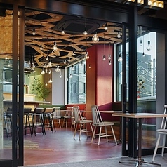 【貸切OK】総席数20席を貸切でご利用いただけます。会社宴会や大人数での飲み会など、各種ご宴会に最適。アメリカンダイナー風のお洒落な店内で賑やかなパーティーをどうぞ！