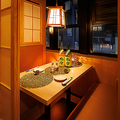 和情緒あふれる店内がお客様の宴を彩ります。可動式の扉でご人数に合わせてお席をご案内。団体様用宴会は広々として窮屈感のない造り。乾杯の音頭、宴会途中の移動もスムーズ！さらに大型モニターも完備♪外せないご宴会や特別なお祝いに◎