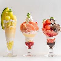 旬の果物を贅沢に使用した心躍るパフェ♪