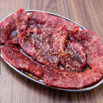 上質な肉だからこそさっと炙るだけで良い♪黒毛和牛の焼かないカルビが1078円(税込)