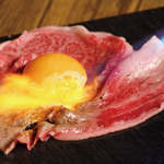 A5オリーブ牛の極上サーロインをユッケ仕立てに。一度食べたら癖になる旨さです！