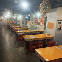 【6名掛けテーブル席】6名様用のテーブル席は、会社の同僚との飲み会や女子会など、少し人数が多いグループでのご利用に最適です。広々としたテーブルで、皆様で賑やかな時間をお過ごしください◎