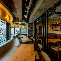 夜景を見ながらカウンター席で優雅なひと時を。