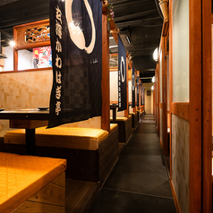 ≪趣のある店内≫店内は店主の趣味の骨とう品や装飾品、また　趣味で全国から集めたご当地品など趣あふれる装飾が楽しめます☆アンティーク雑貨や銘皿、高級焼き物など、店内いろいろ物色されてみてください☆情緒あふれる人情居酒屋がコンセプト