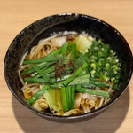 〆の一杯に大人気！もつの脂がだしに溶け込んだ、深いコクを味わえるもつうどんをご堪能ください。