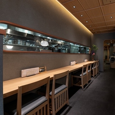 鰻ができるまでも楽しむことができるカウンター席。