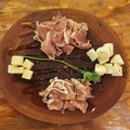 料理メニュー写真&nbsp;生ハムチーズ盛り合わせ