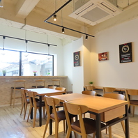 白がベースの落ち着いた雰囲気の店内です♪