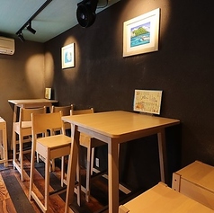 広々としたテーブル席は、友人同士の飲み会や女子会、会社帰りのお集まりに最適です。人数に合わせてレイアウトの変更も可能なため、少人数から中規模のグループまで柔軟に対応いたします。木目調の落ち着いたテーブルで、熱々のスキレット料理を囲みながら、ワイワイと賑やかなひとときをお過ごしいただけます。