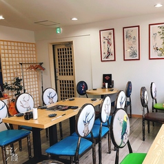 アットホームな雰囲気が漂うオープンのテーブルをご用意しております♪5-6名でのご来店時にぴったりです！どなた様も安心しておくつろぎいただけます◎大切な方々との語らいの場として、ぜひ当店をご利用くださいませ！