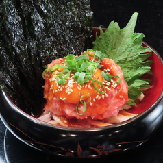 韓国のりで食べるねぎとろユッケ