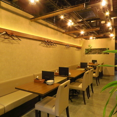 多様なシーンに対応できるテーブル席が魅力。カーテンで仕切ることで、少人数の落ち着いた集まりから大人数の賑やかな宴会まで、自由に席をアレンジできます。周りを気にせず友人たちと一緒に楽しむ時間や、特別なイベントを華やかに演出するのにも最適です！