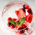 【REDジントニック】大きなグラスに映える数種のベリーを使用した甘酸っぱさが魅力のジントニック