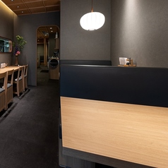 店内入り口近くのテーブル席。こちらのお席も鰻の調理過程をお楽しみいただけます。