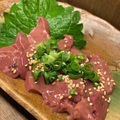 料理メニュー写真&nbsp;地鶏ズリ刺し／地鶏レバ刺し／地鶏ハツ刺し／地鶏タタキ