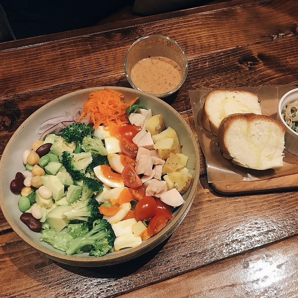 【ランチ限定人気セット】各種サラダとバゲットのお得なセットは950円(税込)でお楽しみいただけます