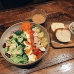 【ランチ限定人気セット】各種サラダとバゲットのお得なセットは950円(税込)でお楽しみいただけます