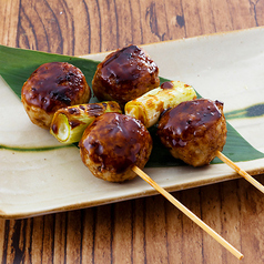 豚バラ／地鶏入り葱つくね／牛コロ／モチベーコン串　各一本