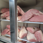 大迫力のお肉がずらりと並ぶ冷蔵庫は鮮度と肉質にこだわる「わじま」の自信の表れ。豊富な種類や希少部位もございますので、ご堪能ください。