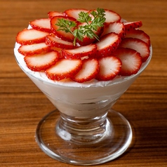苺のクリームパフェ