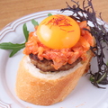 料理メニュー写真&nbsp;自家製つくね、キムチと卵黄 クロスティーニ(1 個)