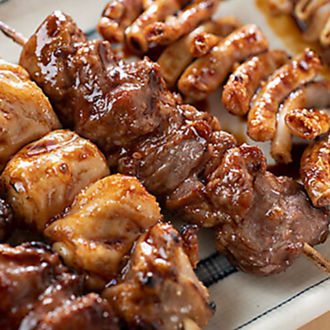 駅徒歩1分！炭火で香ばしく焼き上げた焼き鳥・やきとんに脇を固める煮込！