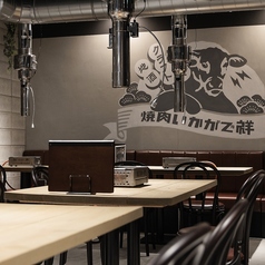 「焼肉=ワイルド」の常識を覆す、洗練された空間。木の温もりと間接照明が織りなす上質な雰囲気で、女子会やデートがもっと特別に。美味しさだけじゃない、“映える”焼肉体験を。