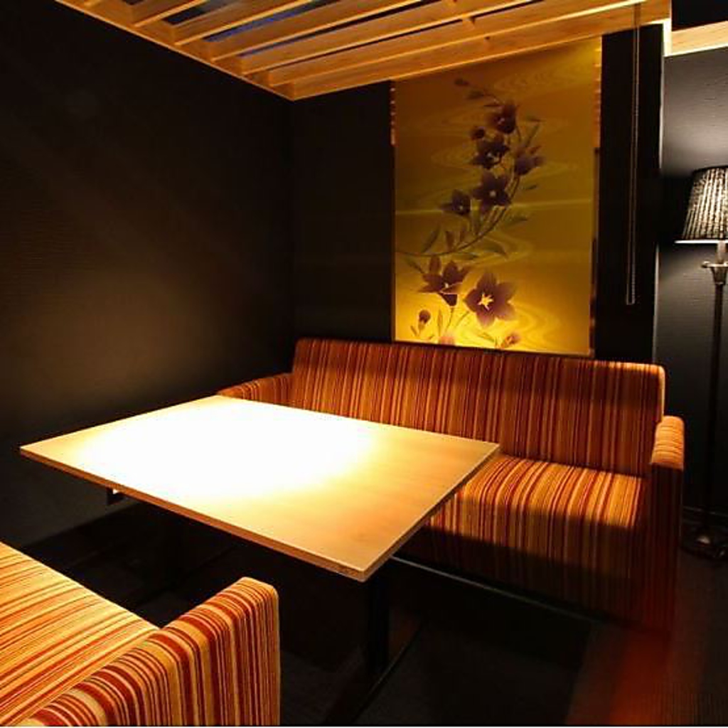 大人気のソファー席の完全個室を6部屋限定でご用意！ゆったりとしたくつろぎ時間をお過ごしください