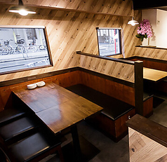 【テーブル席：6名掛け×2】奥側の広々としたテーブル席は、ゆったり座れるBOXタイプ。大切な方との語らいや、仕事の仲間との飲み会にぴったりです♪