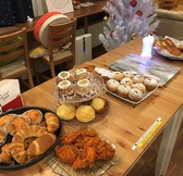 【20名~貸切・持ち込みもOK】パーティーにも◎ イートインスペースは20名~貸切可能(1時間3000円またはワンドリンク・ワンフードご注文) ママ会やパーティー、各種イベントや教室開催など可能♪ パンをご注文いただければアルコールやその他フードの持ち込みOK!幅広いシーンでご活用可能!お気軽にご相談ください◎