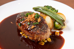 ブラックペッパーハンバーグ　デミグラスソース