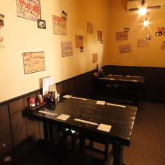 【テーブル席　4×3】少人数のグループやご家族との食事にぴったりな4名様掛けテーブル席をご用意しております。アットホームな居酒屋の雰囲気を楽しみながら、リラックスしたひとときをお過ごしいただけます。居心地の良い空間で、会話を楽しみつつ、当店自慢の料理やお酒をごゆっくりとご堪能ください。