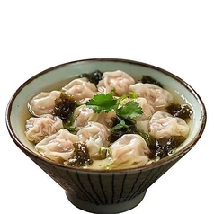 【おすすめの一品料理♪】《手作りワンタン(8個)》〜定番の美味しさにホッと一息★〜680円(税込)の写真