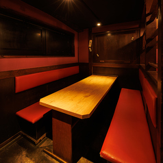 【少人数向け半個室】靴を脱がずにくつろげる気軽さで人気の半個室です。当店の半個室は、デートやサク飲みにも最適。さらに、各種ご宴会にぴったりな飲み放題付きコースも、リーズナブルなプランから豪華な内容まで豊富に取り揃えております。ご予約・ご相談はお気軽に店舗へお問い合わせください。